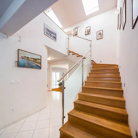 Logan Villa Kastela