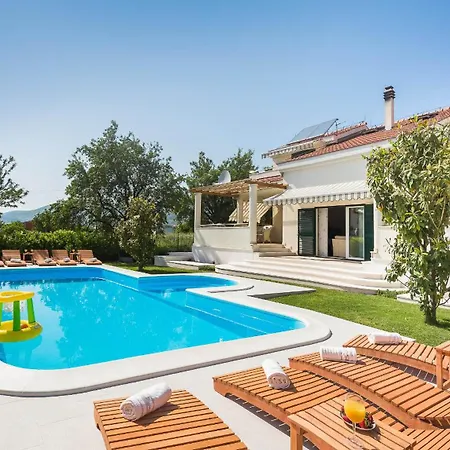 Logan Вилла Каштела