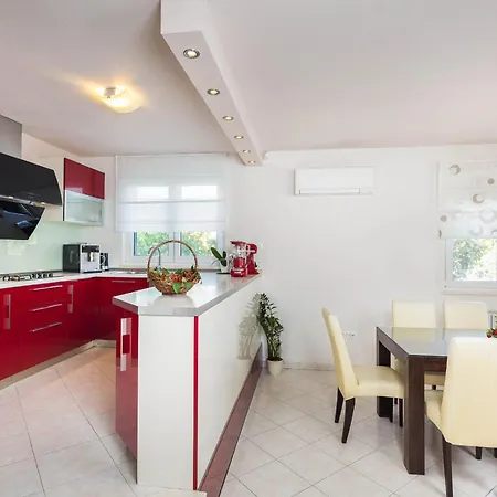 Logan Villa Kastela