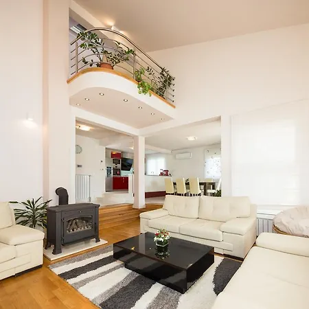 Logan Каштела