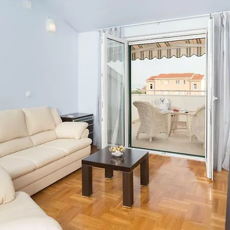 Logan Каштела